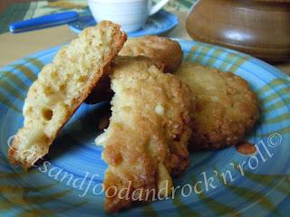 Cookie al ciocco bianco e pinoli, col burrolio