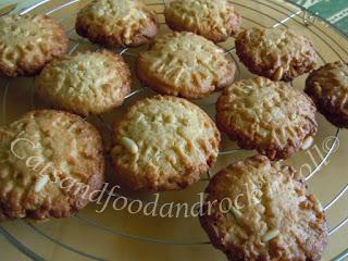 Cookie al ciocco bianco e pinoli, col burrolio