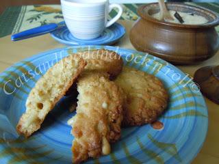 Cookie al ciocco bianco e pinoli, col burrolio