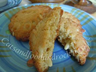 Cookie al ciocco bianco e pinoli, col burrolio