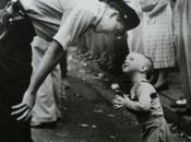 Storia fotografia: poliziotto bambino
