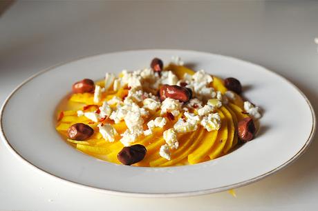 Insalata di mango con feta e cipolla rossa