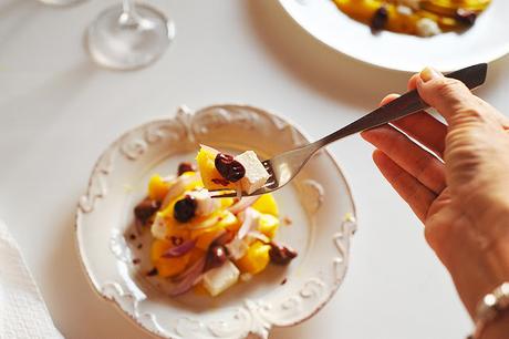 Insalata di mango con feta e cipolla rossa