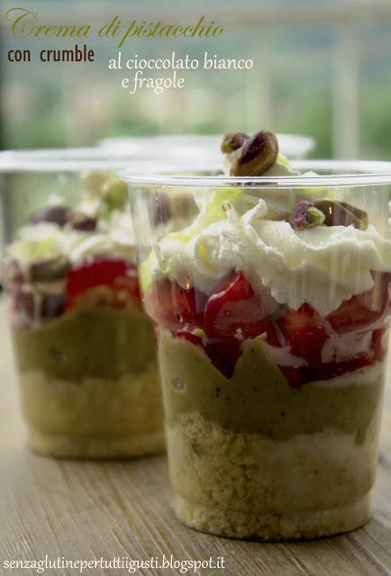 Crema di pistacchio con crumble al cioccolato bianco e fragole