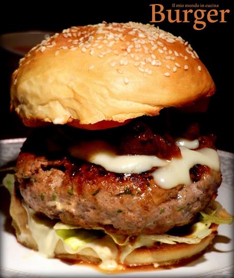 BURGER di cavallo con cipolle caramellate e provolone