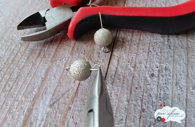 Orecchini pendenti con cialde Nespresso, perle in argento e cristalli - riciclo creativo