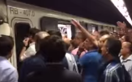 Video. Salvate i macchinisti dal linciaggio: licenziandoli! Ieri intervenuti Esercito e Carabinieri. Scene di guerra ieri a Tiburtina oggi a San Paolo