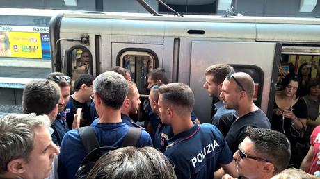 Video. Salvate i macchinisti dal linciaggio: licenziandoli! Ieri intervenuti Esercito e Carabinieri. Scene di guerra ieri a Tiburtina oggi a San Paolo