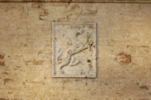 una formella con il grifo perugino, simbolo dell'appartenenza del sito al Comune di Perugia.