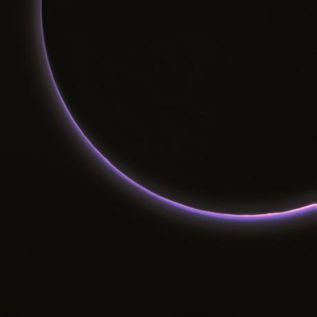 Ghiacciai azotati, montagne esotiche, atmosfera nebbiosa: New Horizons regala viste inedite di Plutone