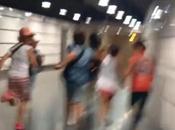 inseguito squadrone ladri-bambini Termini fino cacciarli fuori dalla stazione metro. Ecco video
