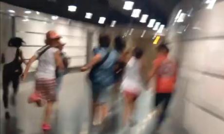 Ho inseguito uno squadrone di 7 ladri-bambini a Termini fino a cacciarli fuori dalla stazione metro. Ecco il video