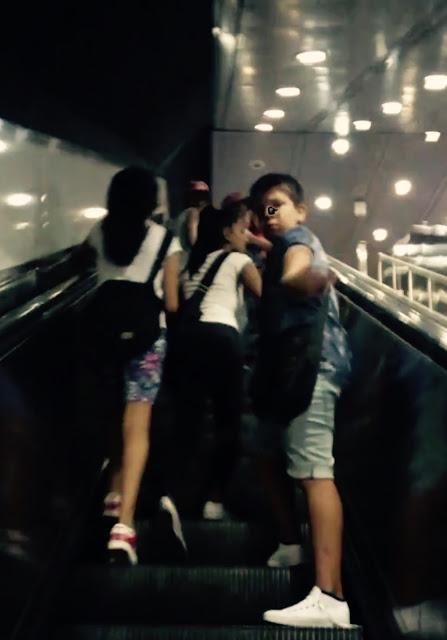 Ho inseguito uno squadrone di 7 ladri-bambini a Termini fino a cacciarli fuori dalla stazione metro. Ecco il video