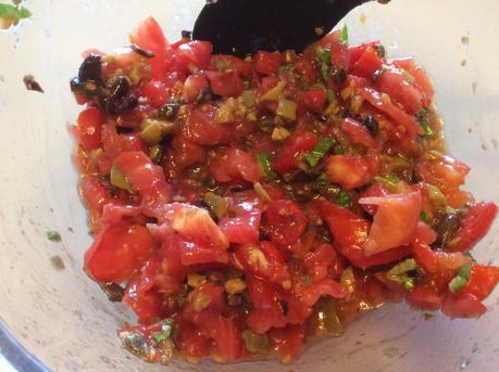 PASTA FREDDA CON POMODORO FRESCO  CAPPERI OLIVE ACCIUGHE E BASILICO