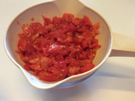 PASTA FREDDA CON POMODORO FRESCO  CAPPERI OLIVE ACCIUGHE E BASILICO