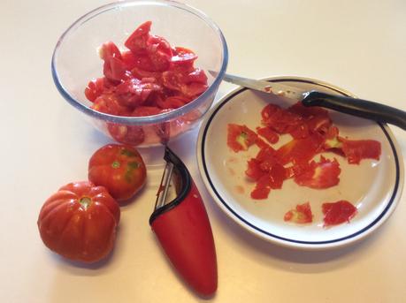 PASTA FREDDA CON POMODORO FRESCO  CAPPERI OLIVE ACCIUGHE E BASILICO