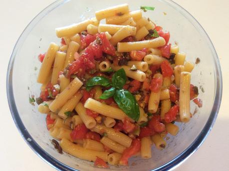PASTA FREDDA CON POMODORO FRESCO  CAPPERI OLIVE ACCIUGHE E BASILICO