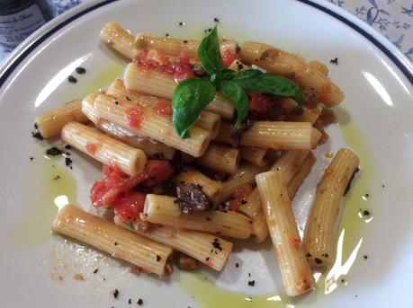 PASTA FREDDA CON POMODORO FRESCO  CAPPERI OLIVE ACCIUGHE E BASILICO