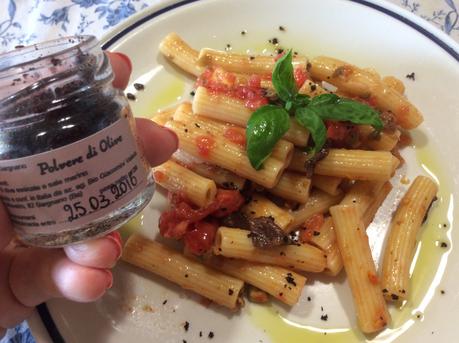 PASTA FREDDA CON POMODORO FRESCO  CAPPERI OLIVE ACCIUGHE E BASILICO