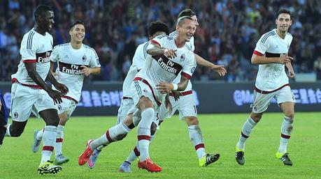 Milan, maglia bianca 2015-16 con pattern a strisce rosse