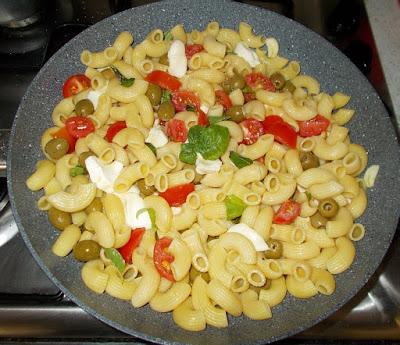 Pasta fredda, olive, pomodorini e mozzarella