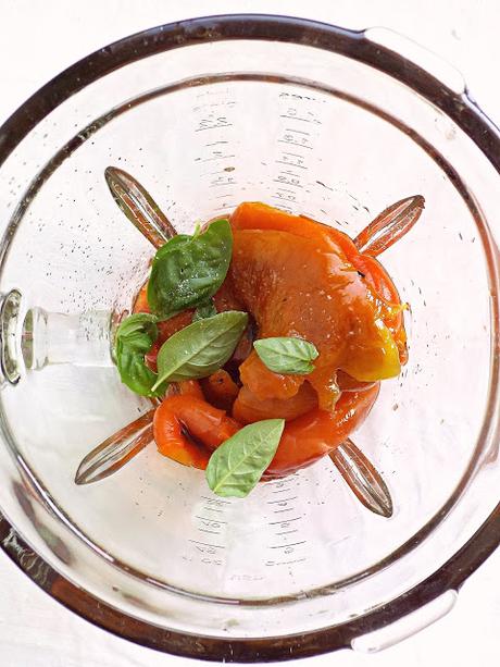 Gazpacho di peperoni e granella di nocciole