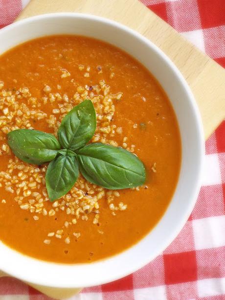 Gazpacho di peperoni e granella di nocciole