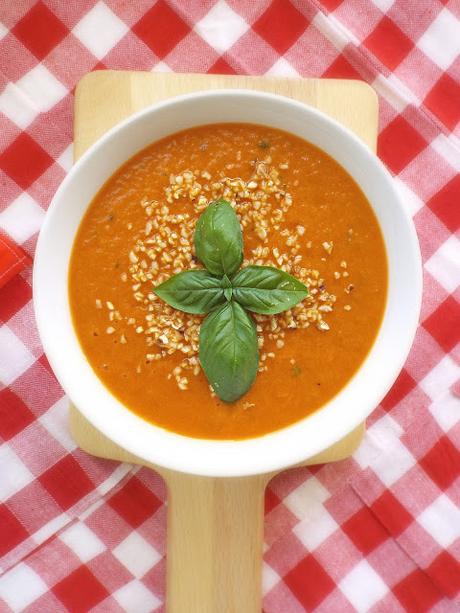 Gazpacho di peperoni e granella di nocciole