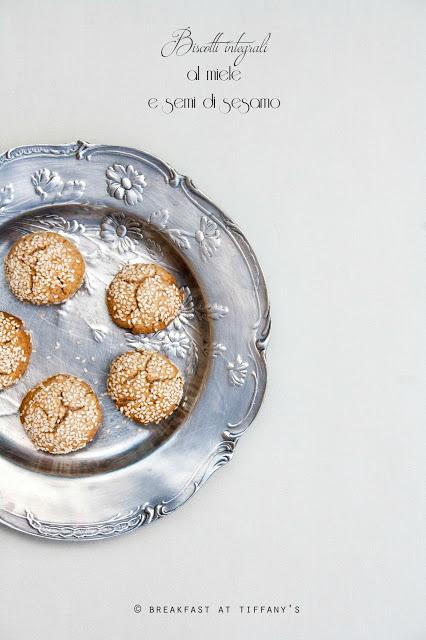 Biscotti integrali al miele e semi di sesamo / Honey and sesame seeds biscuits