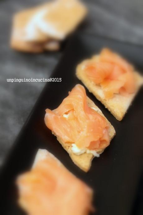 cracker-di-ceci-con-burro-al-lime-e-salmone-affumicato