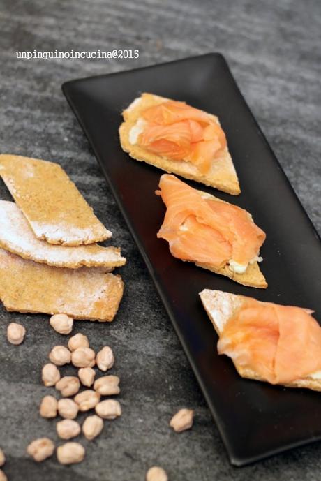 cracker-di-ceci-con-burro-al-lime-e-salmone-affumicato