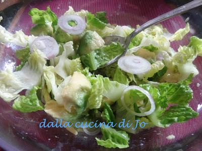 Insalata di baby lattuga, avocado, feta e cipollotto