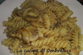 Fusilli con funghi al curry