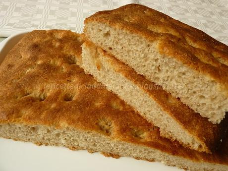 Focaccia integrale al profumo di timo e lievito madre