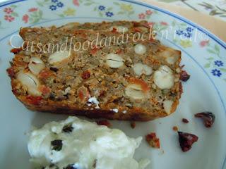 Polpettone libanese di quinoa e lenticchie, con salsa tzatziki