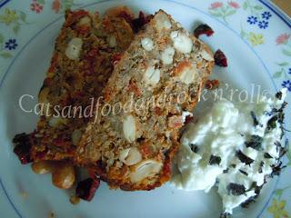 Polpettone libanese di quinoa e lenticchie, con salsa tzatziki