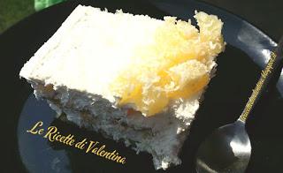 Dolce all'ananas e pavesini  con crema di yogurt greco e panna vegetale.