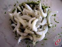 Marinatura di seppie e zucchine al basilico con patate in panatura di pistacchio: monocromie di sapori poliedrici