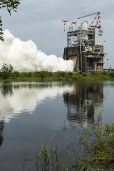 L'ultimo test di RS-25, il blocco motore che monterà lo Space Launch System NASA. Crediti: John C. Stennis Space Center.