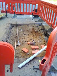 PAVIA. Lavori in via Milazzo per ripristinare fogne e tubi dell’acqua potabile