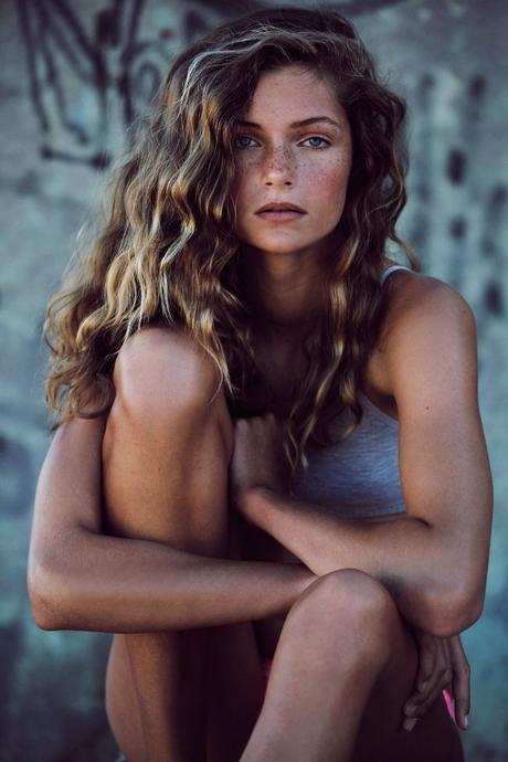 Sulle disgrazie femminili con il caldo: capelli crespi, pelle lucida e peli superflui