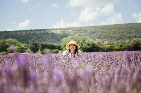 Provenza: alla ricerca della lavanda perduta, Sandra Bacci, abito con girasoli, campi di lavanda in fiore 