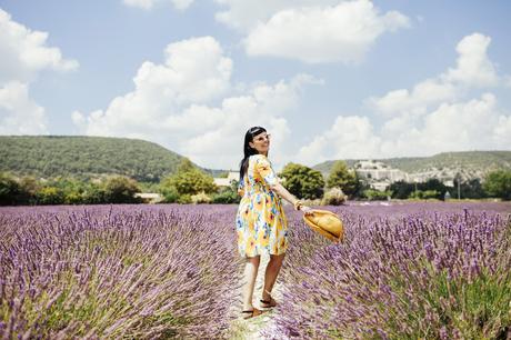 Provenza: alla ricerca della lavanda perduta, Sandra Bacci, abito con girasoli, campi di lavanda in fiore 