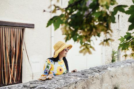 Simiane-la-Rotonde, Provenza: alla ricerca della lavanda perduta, Sandra Bacci, abito con girasoli