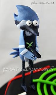 Torta e cupcakes per una festa a tema laser tag con Ricky e Mordecai in pasta di zucchero