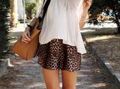 Shorts animalier, blusa bianca Improbables bag.