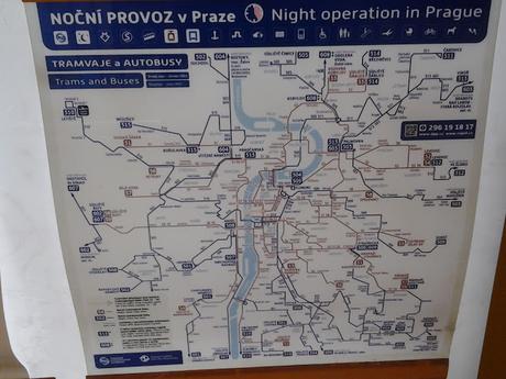 Morire di invidia per trasporti e qualità urbana perfino se ci aggira nella periferia di Praga. Foto e riflessioni