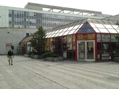 Morire di invidia per trasporti e qualità urbana perfino se ci aggira nella periferia di Praga. Foto e riflessioni