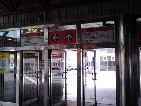 Morire di invidia per trasporti e qualità urbana perfino se ci aggira nella periferia di Praga. Foto e riflessioni