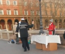 Video. Ponte Sisto. Vigili controllano l'abusivo, poi prendonoqualcosa, salutano e vanno via. Cosa è successo?